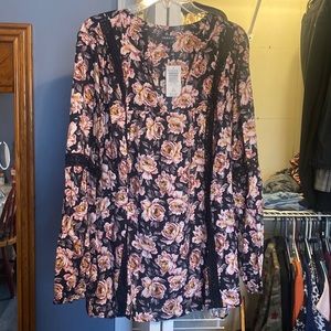 Black floral tunic with lace in the sleeves